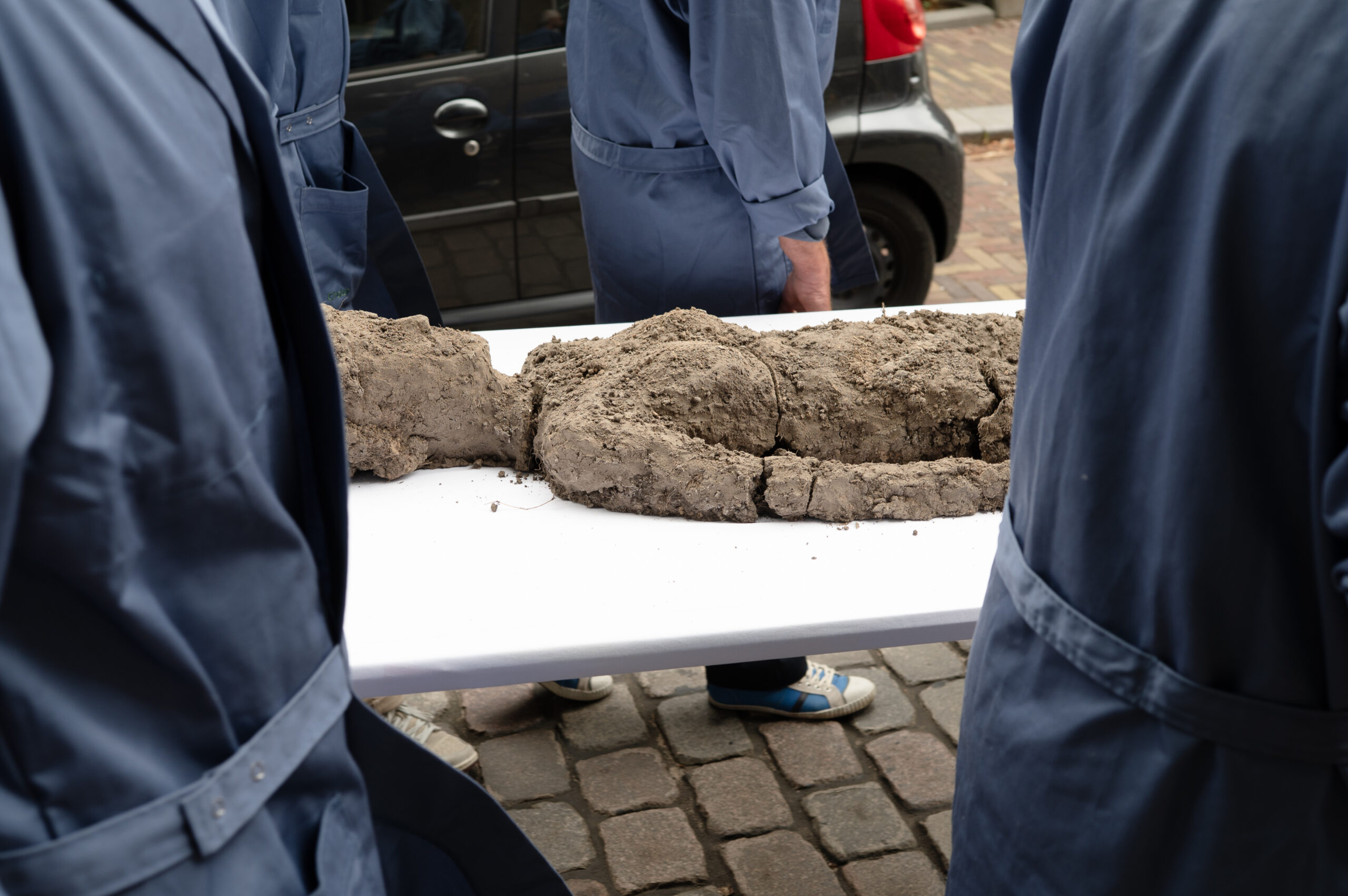 ritual art performance with sculpture made of clay polluted with PFAS, Kunstkerk Dordrecht