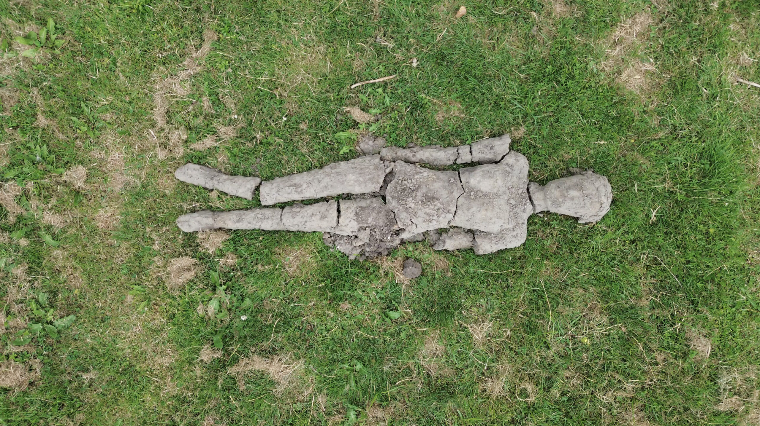 ritual art performance with sculpture made of clay polluted with PFAS, Kunstkerk Dordrecht